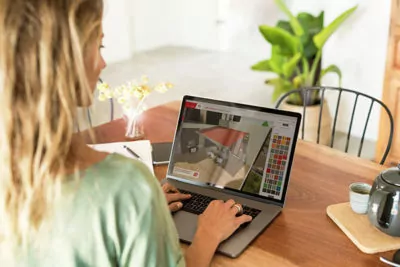 3D-Design am Laptop erstellen Person gestaltet ein 3D-Design am Laptop